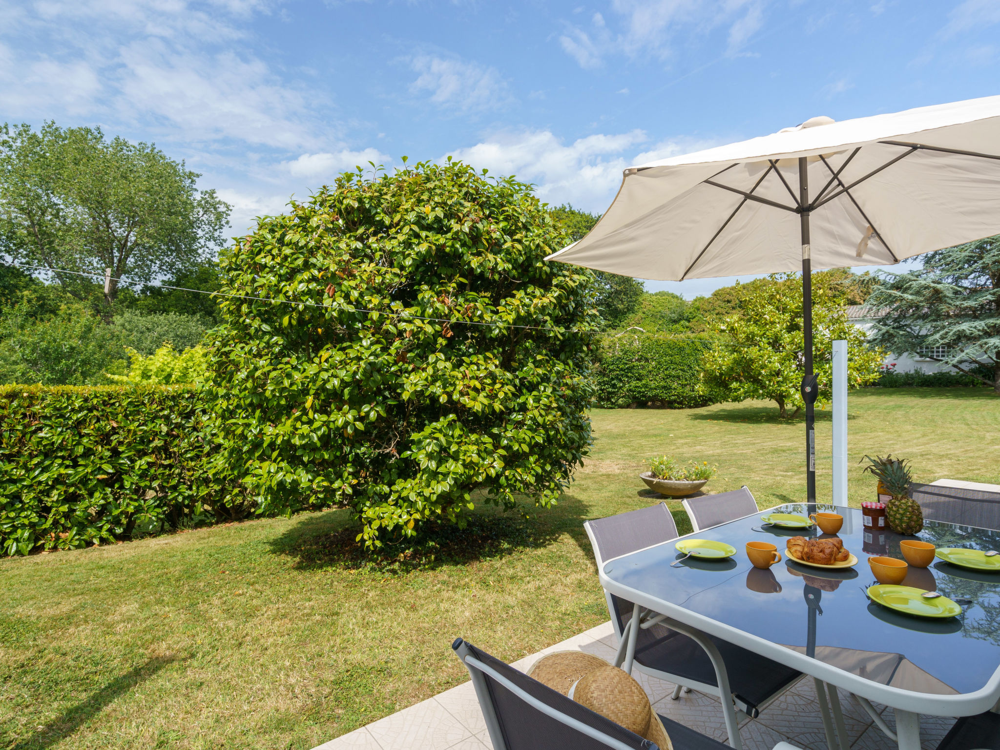 Les Volets Rouges-Draußen