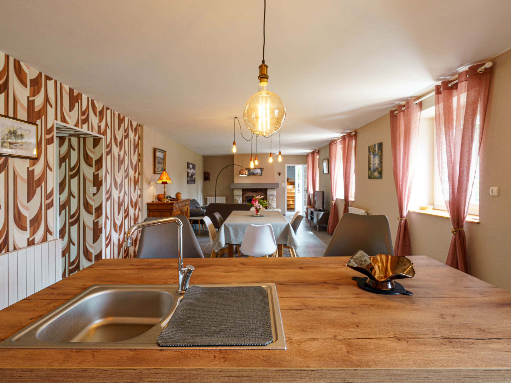 Les Volets Rouges-Drinnen