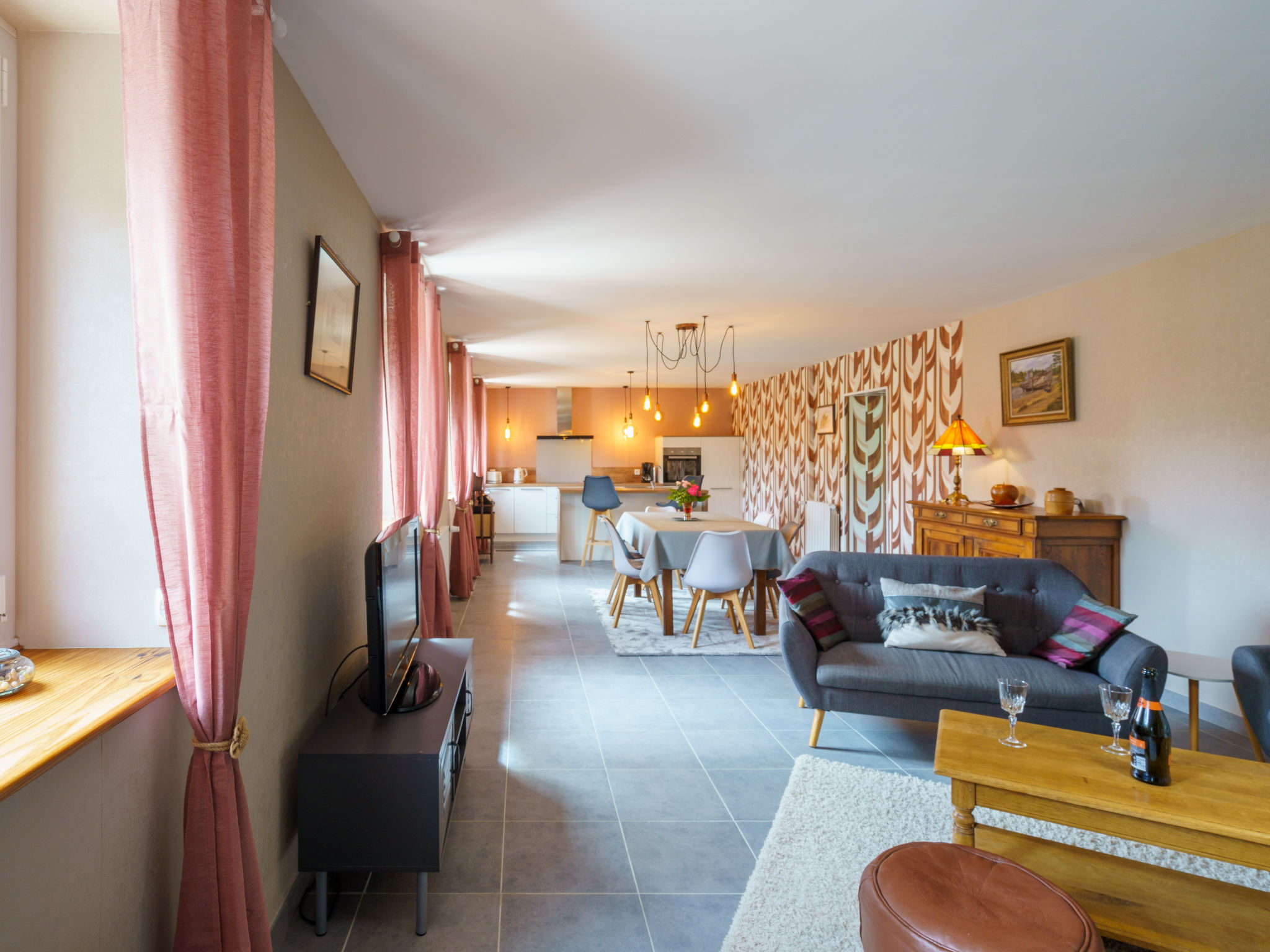 Les Volets Rouges-Drinnen