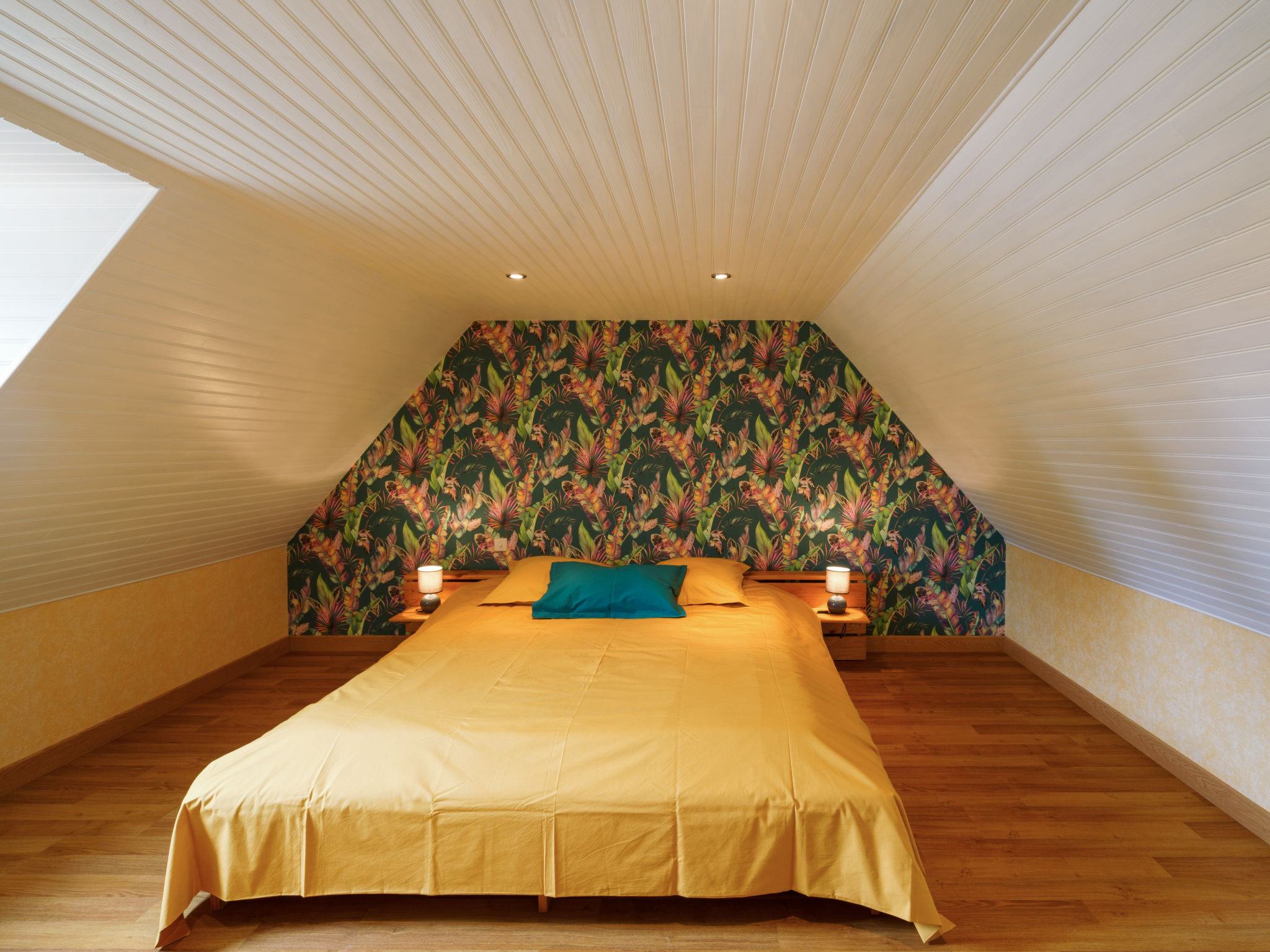 Les Volets Rouges-Drinnen