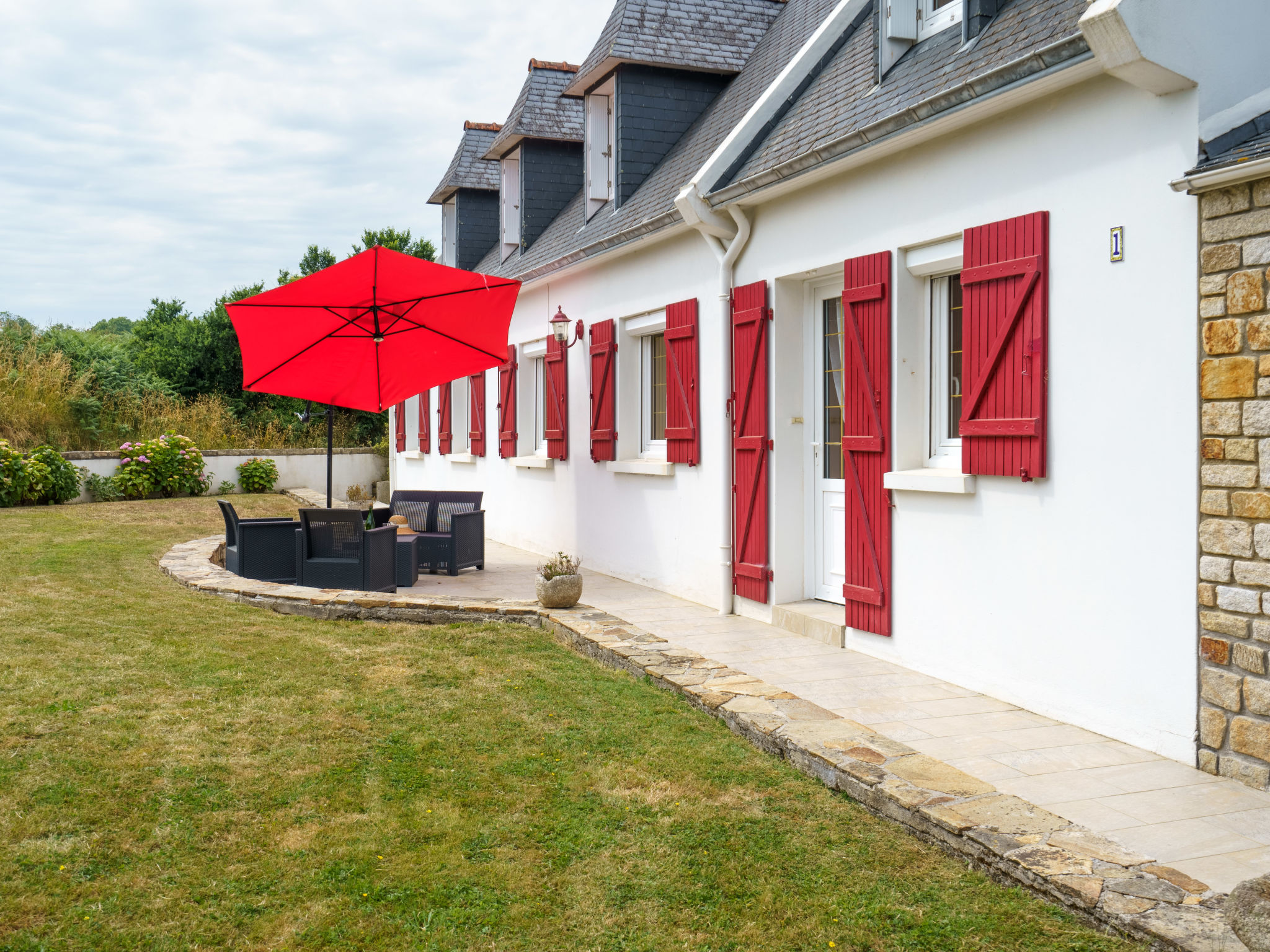 Les Volets Rouges-Draußen