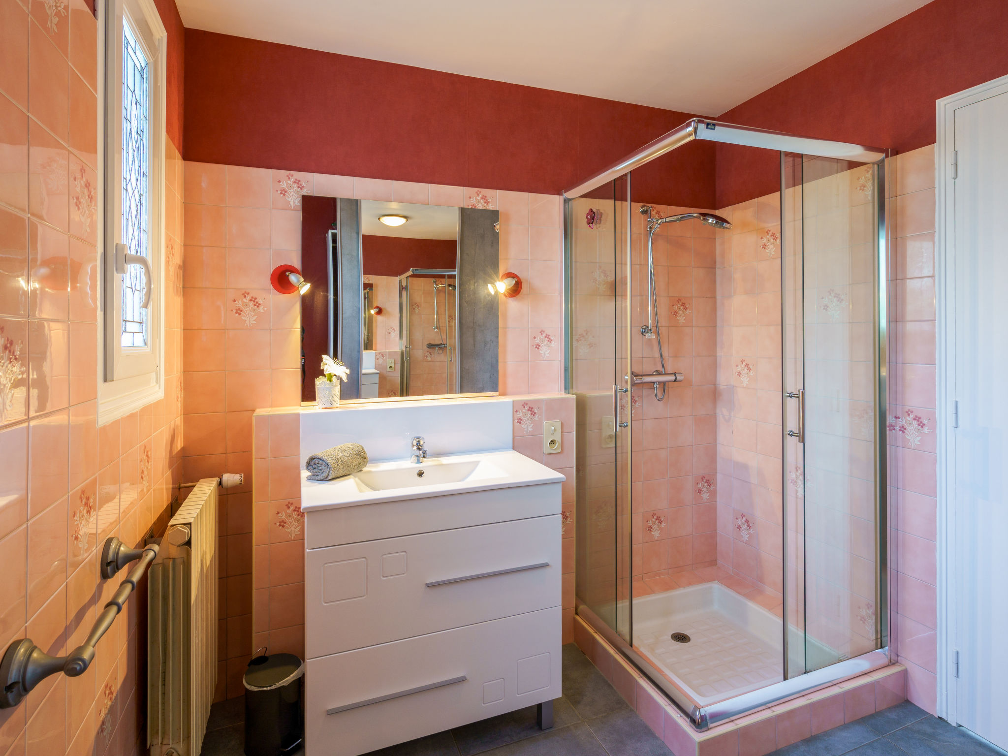 Les Volets Rouges-Drinnen