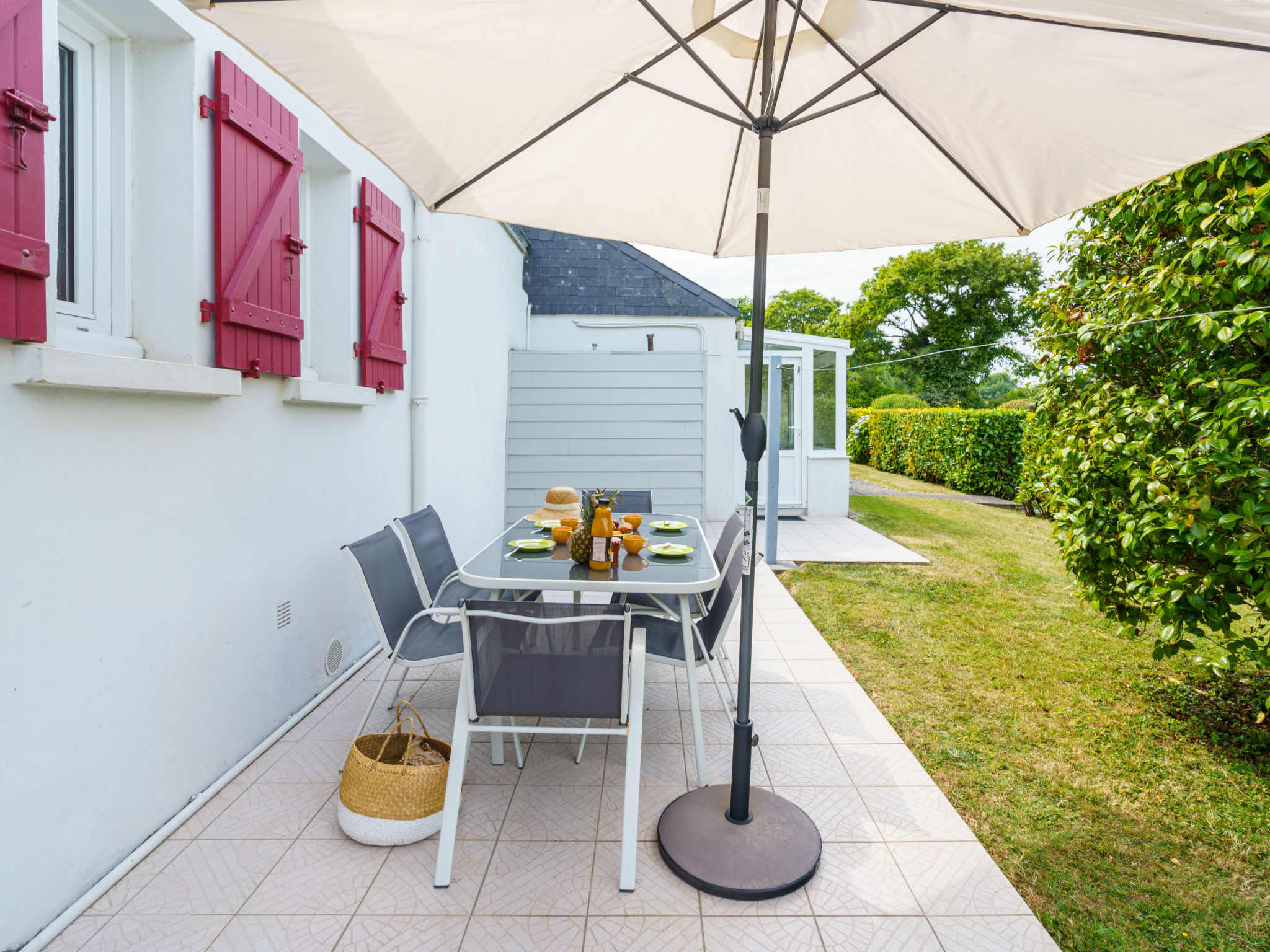 Les Volets Rouges-Draußen