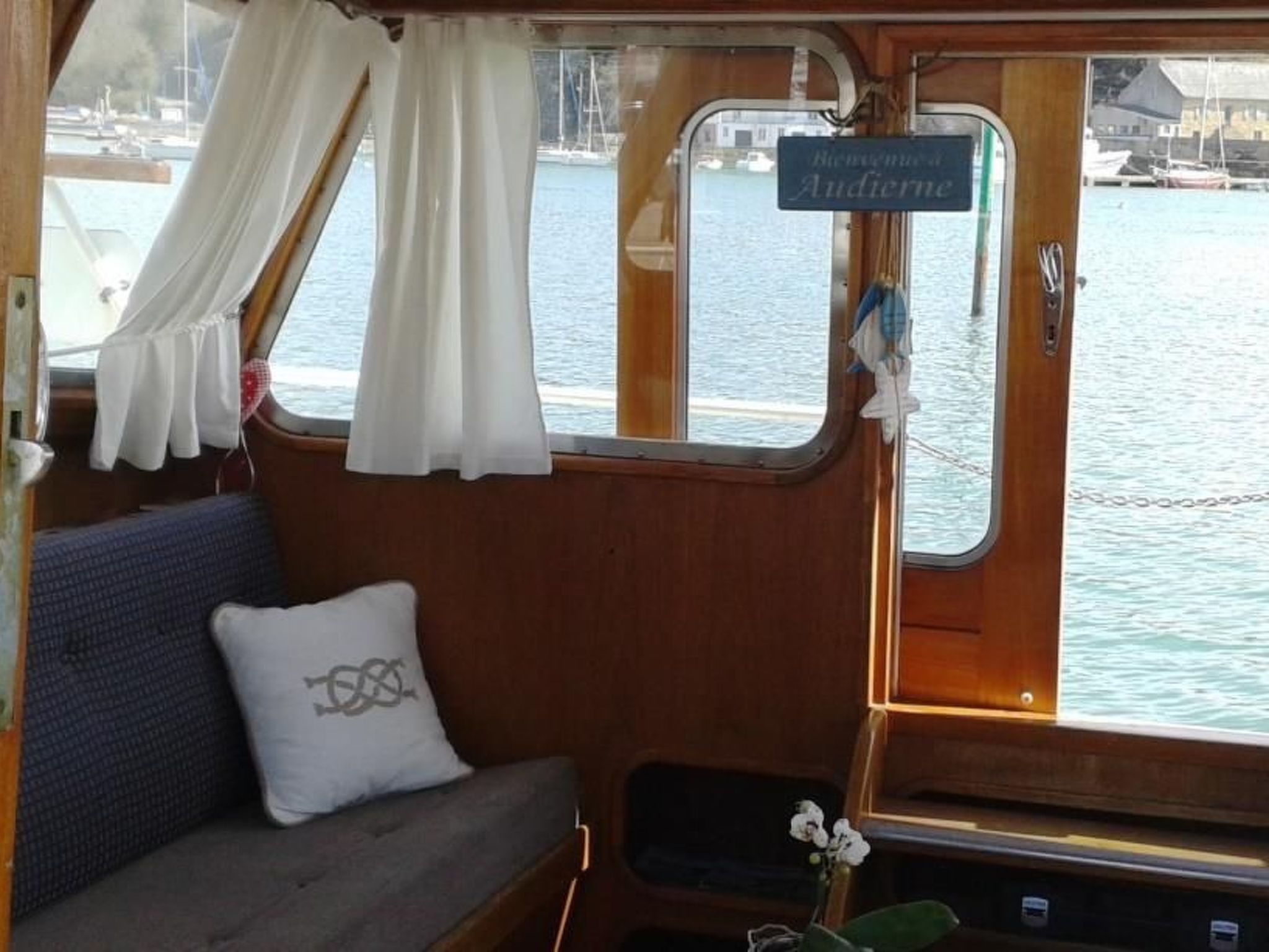 Yacht Time Out am Kai - Image-tags.info