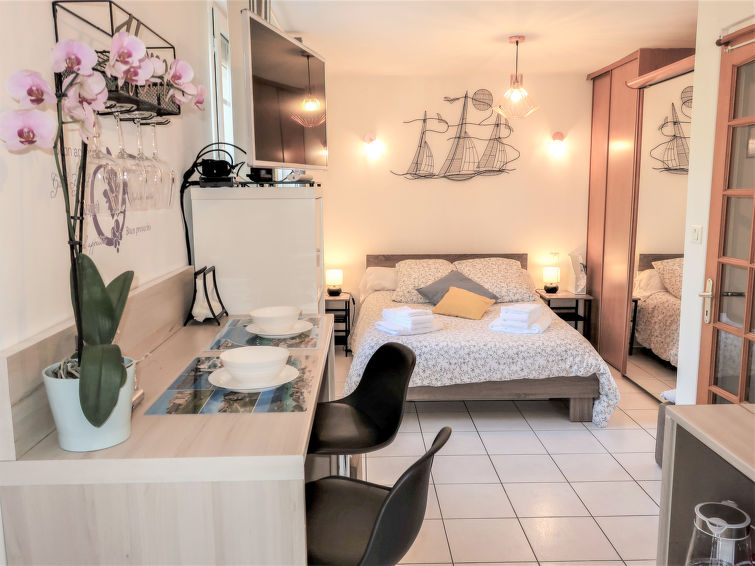 Search and Stay destination Kerlouan, Bretagne - France from AU$ 128. Les Hortensias