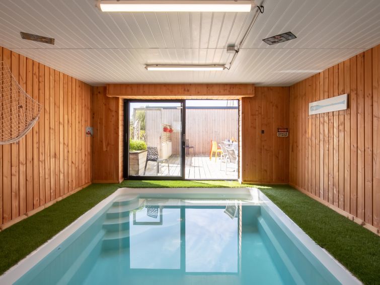 "Ty Mat", 5-Zimmer-Haus 80 m2. Vollständig renoviert im Jahre 2022, schön und geschmackvoll eingerichtet: grosses Wohn-/Esszimmer mit Esstisch, TV und Flachbildschirm. Ausgang zur Terrasse, zum Schw..