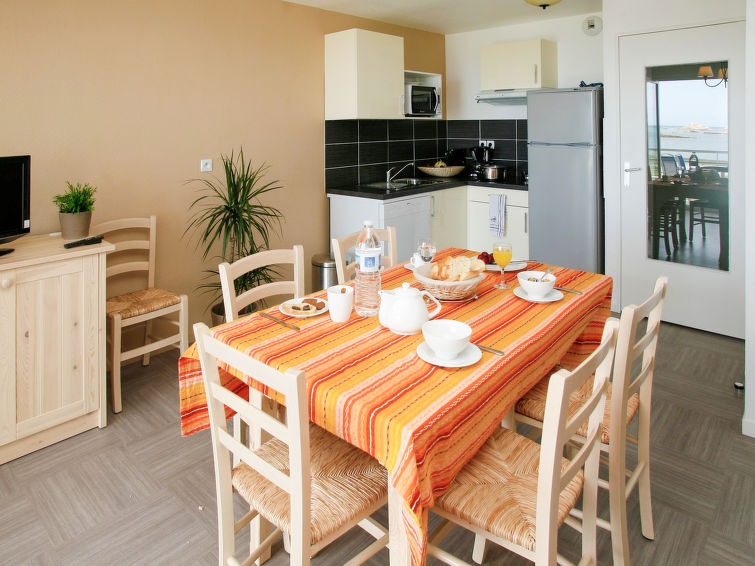 Search and Stay destination Plougasnou, Bretagne - France from AU$ 109. Domaines des Roches Jaunes (PLG402)