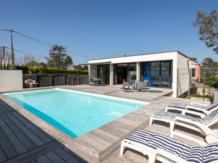 Verwarmd zwembad en whirlpool in vakantiehuis aan zee in Locquirec in Locquirec