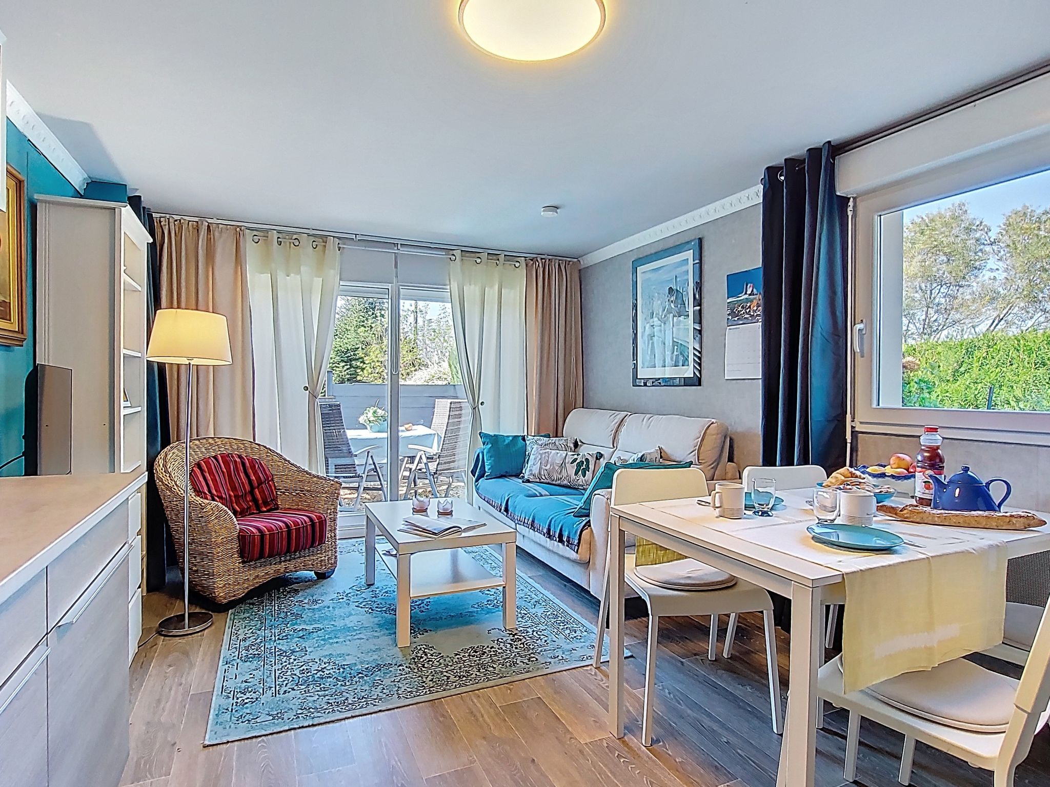 "Ty-Rozen", halfvrijstaand huis 3-kamers 40 m2 op 2 verdiepingen. Het objekt is geschikt voor 2 volwassenen + 1 kinderen. Doelmatig en gezellig ingericht: woonkeuken (afwasmachine, 4 keramische glas k..