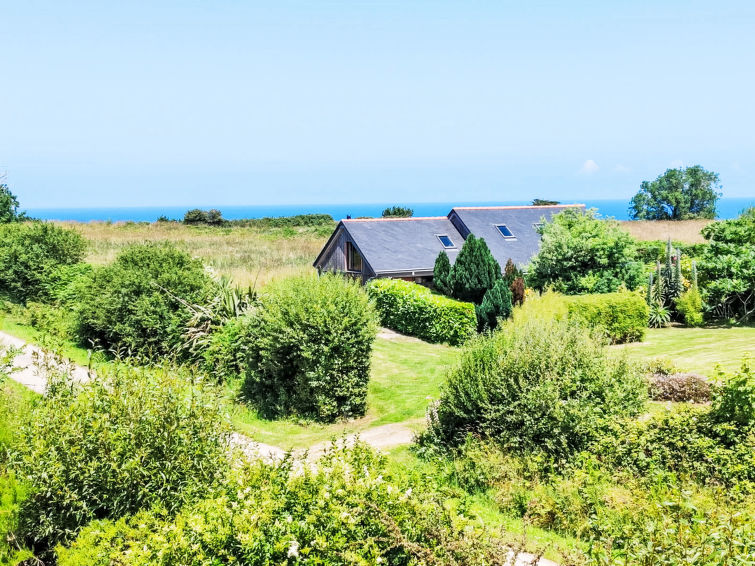 Vakantiehuis met open haard en zeezicht in Locquirec in Locquirec