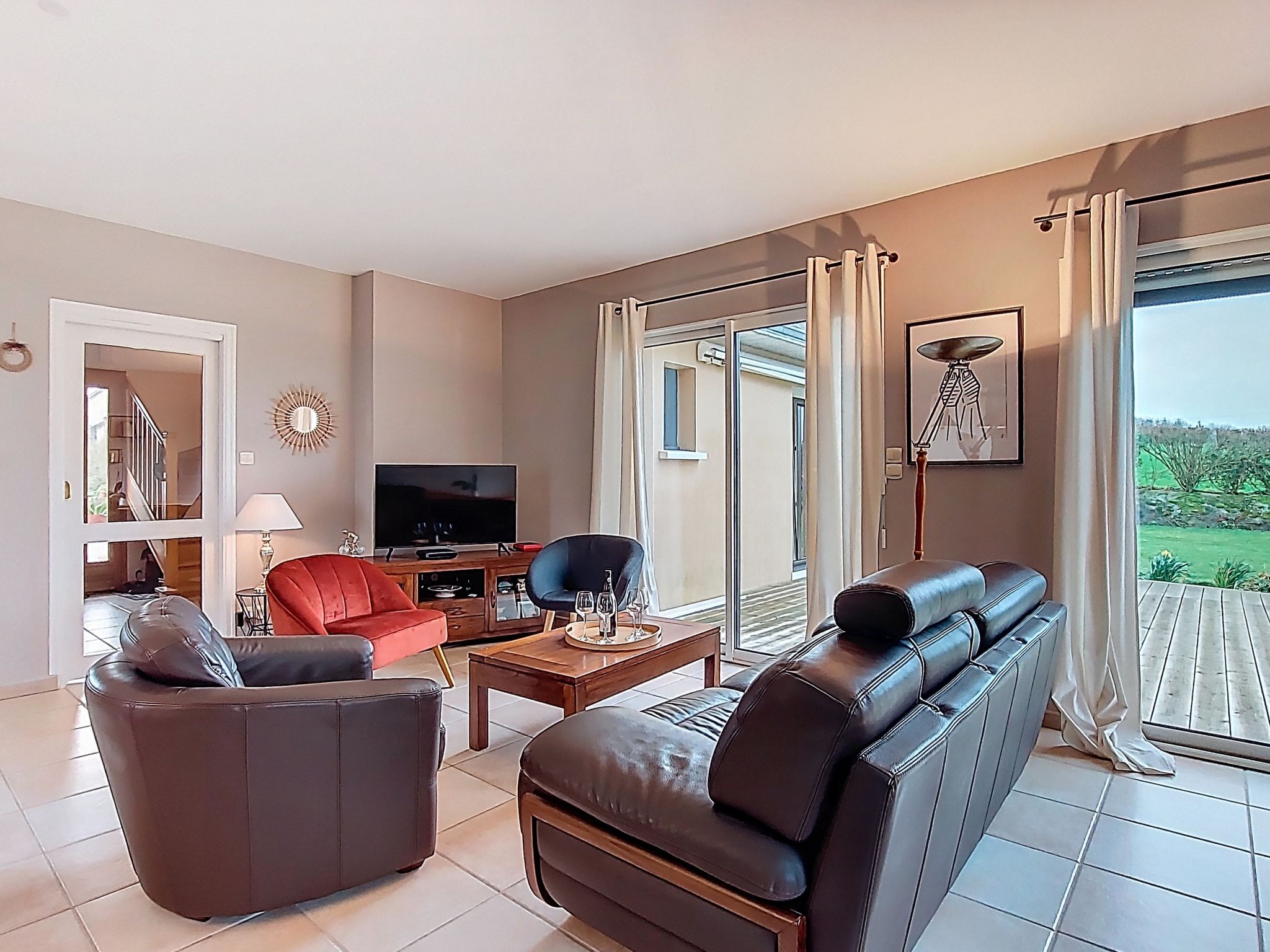 "Le Duc", huis 4-kamers 120 m2 op 2 verdiepingen. Licht, mooi en gezellig ingericht: groot, open woon-/eetkamer 50 m2 met TV en Flatscreen TV. Uitgang naar de tuin, naar het terras. 1 kamer met 1 2-pe..