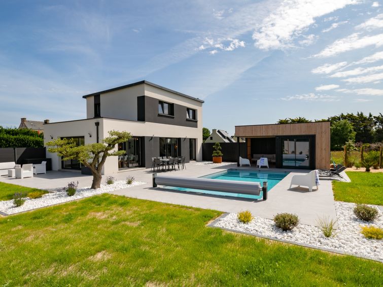 8-persoons vakantiehuis in Cléder met verwarmd privézwembad in Cléder