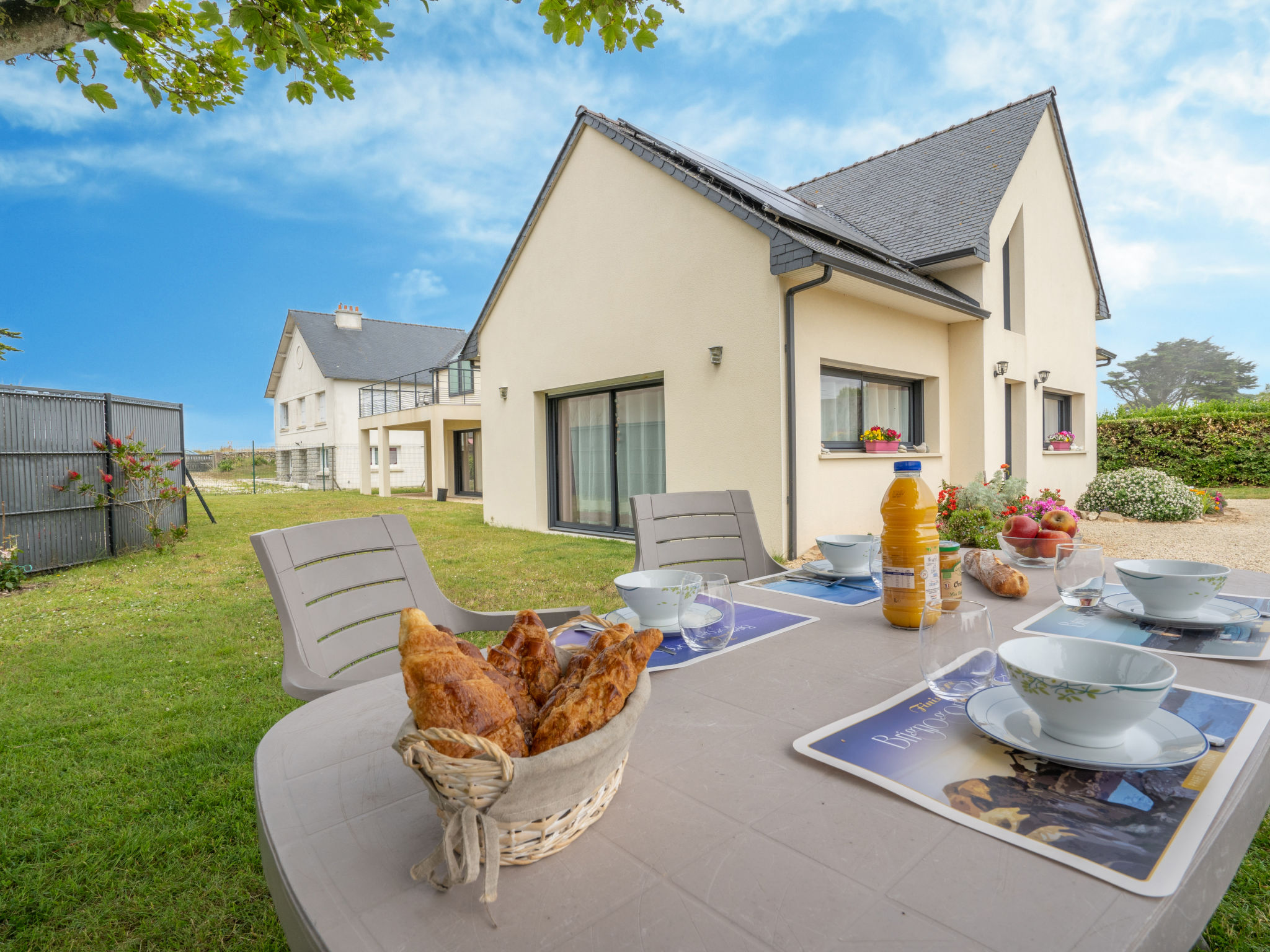 "Les Chardons Bleus 1", appartement 3-kamers 120 m2, op de begane grond. Comfortabel en smaakvol ingericht: woon-/eetkamer met eettafel en Sat-TV. Uitgang naar de tuin. 1 kamer met 2 bedden. Uitgang n..