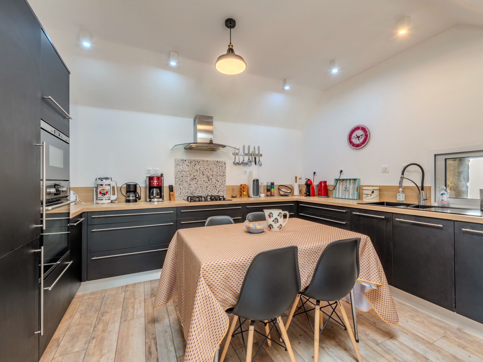 Landgut "Villa Léànie" mit Innenpool-Drinnen