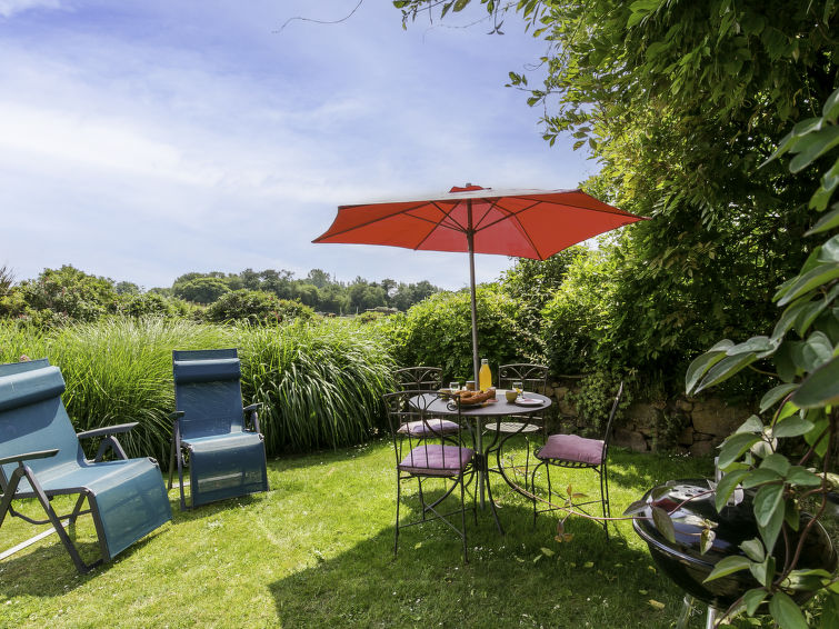 Search and Stay destination Saint-Jean-du-Doigt, Bretagne - France from AU$ 125. L'Hirondelle (SJD202)