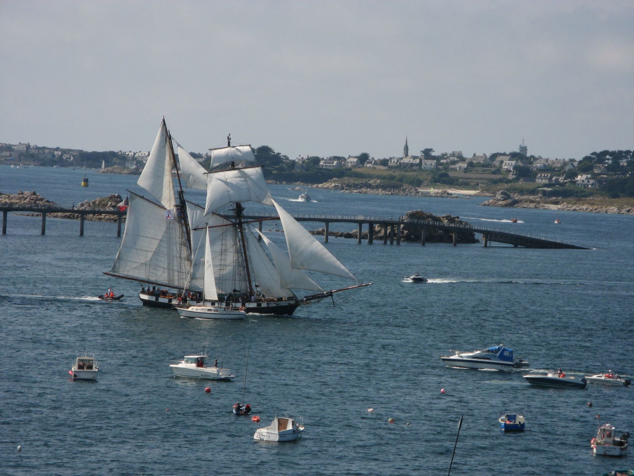 "Ty Saoson" mit Blick auf das Wasser-Image-tags.info