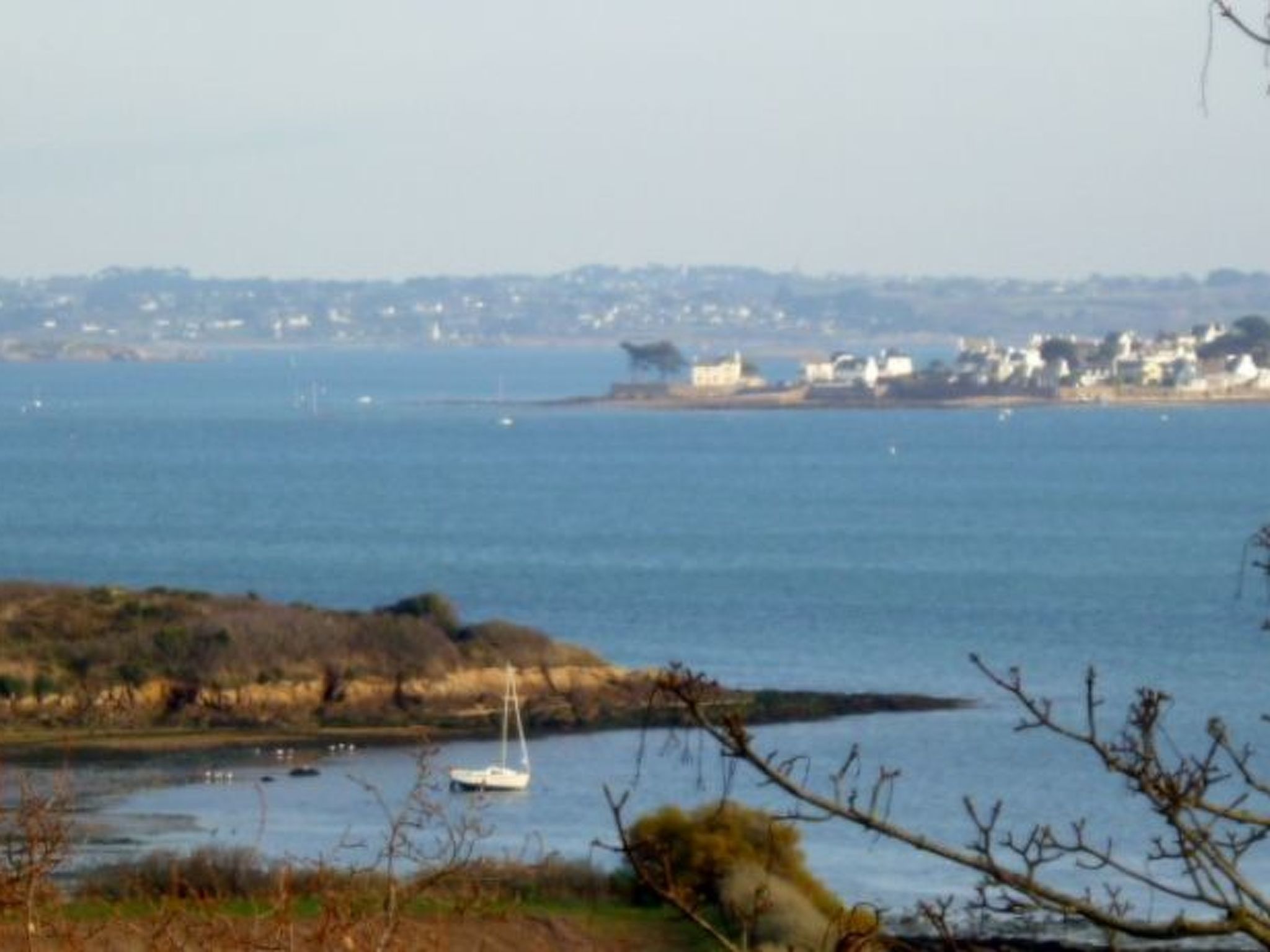 "Ty Saoson" mit Blick auf das Wasser-Image-tags.info