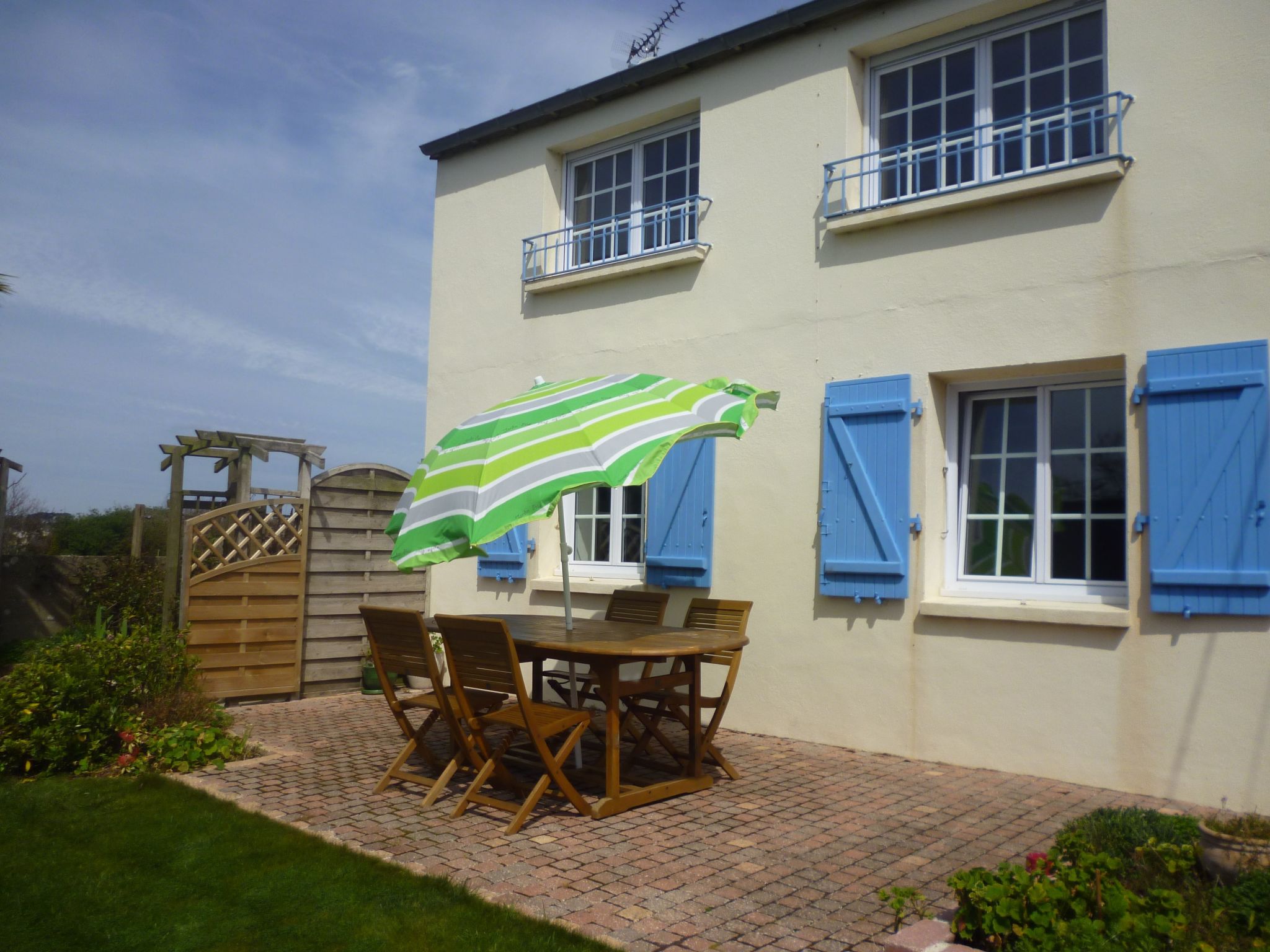 "Ty Saoson" mit Blick auf das Wasser-Image-tags.info