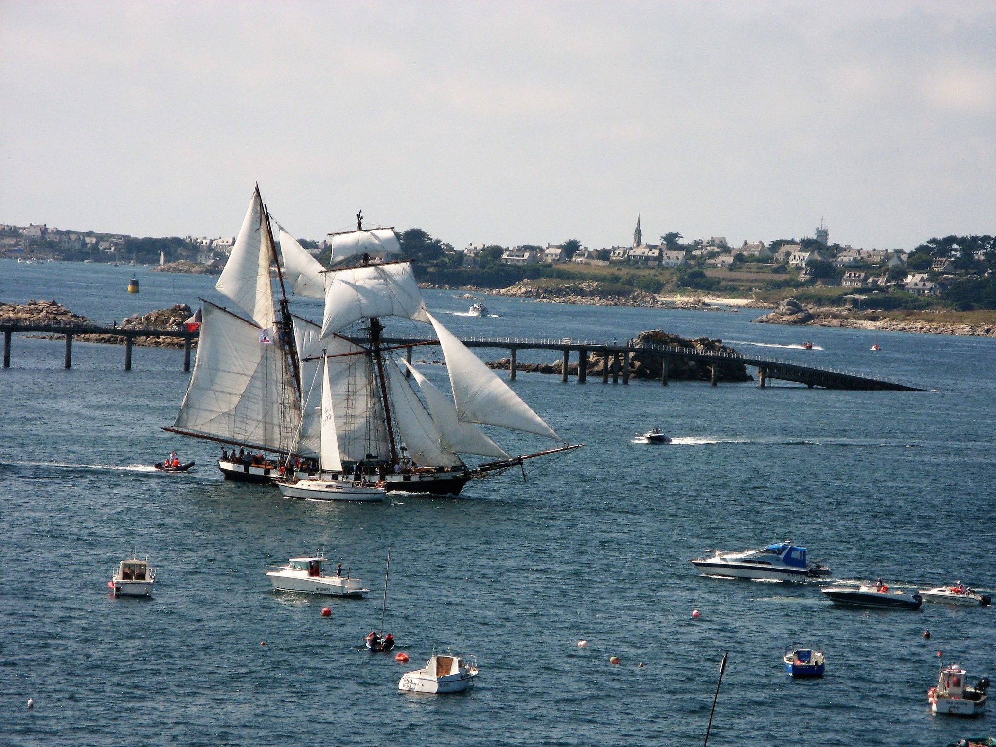 "Ty Saoson" mit Blick auf das Wasser-Image-tags.info