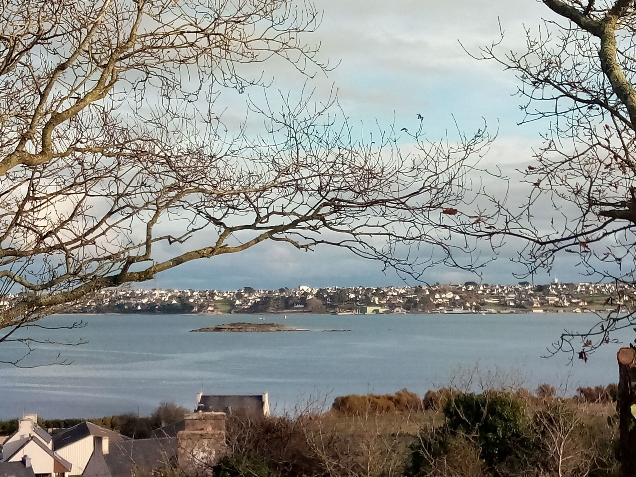 "Ty Saoson" mit Blick auf das Wasser-Image-tags.info