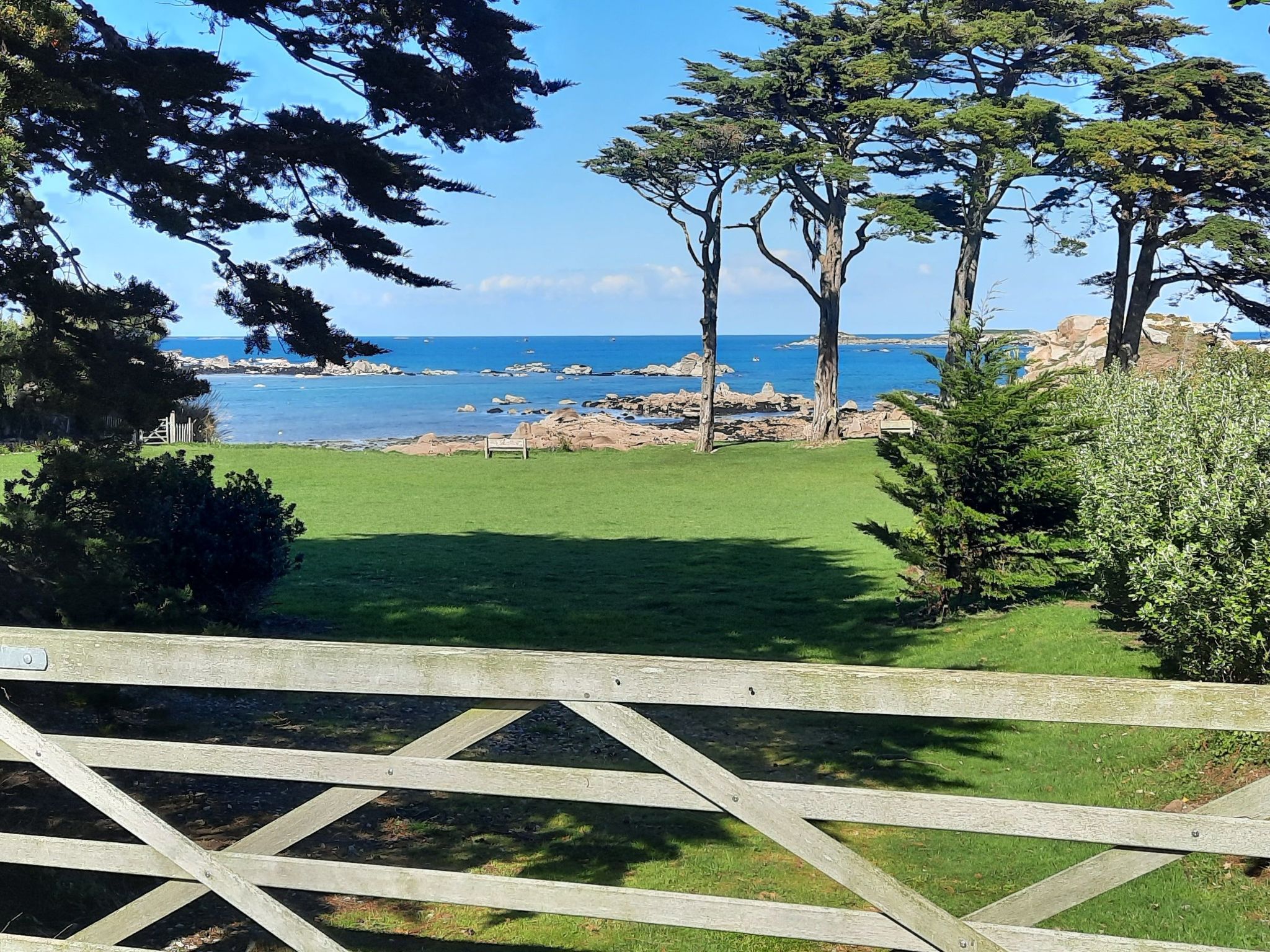 "Ty Saoson" mit Blick auf das Wasser-Image-tags.info