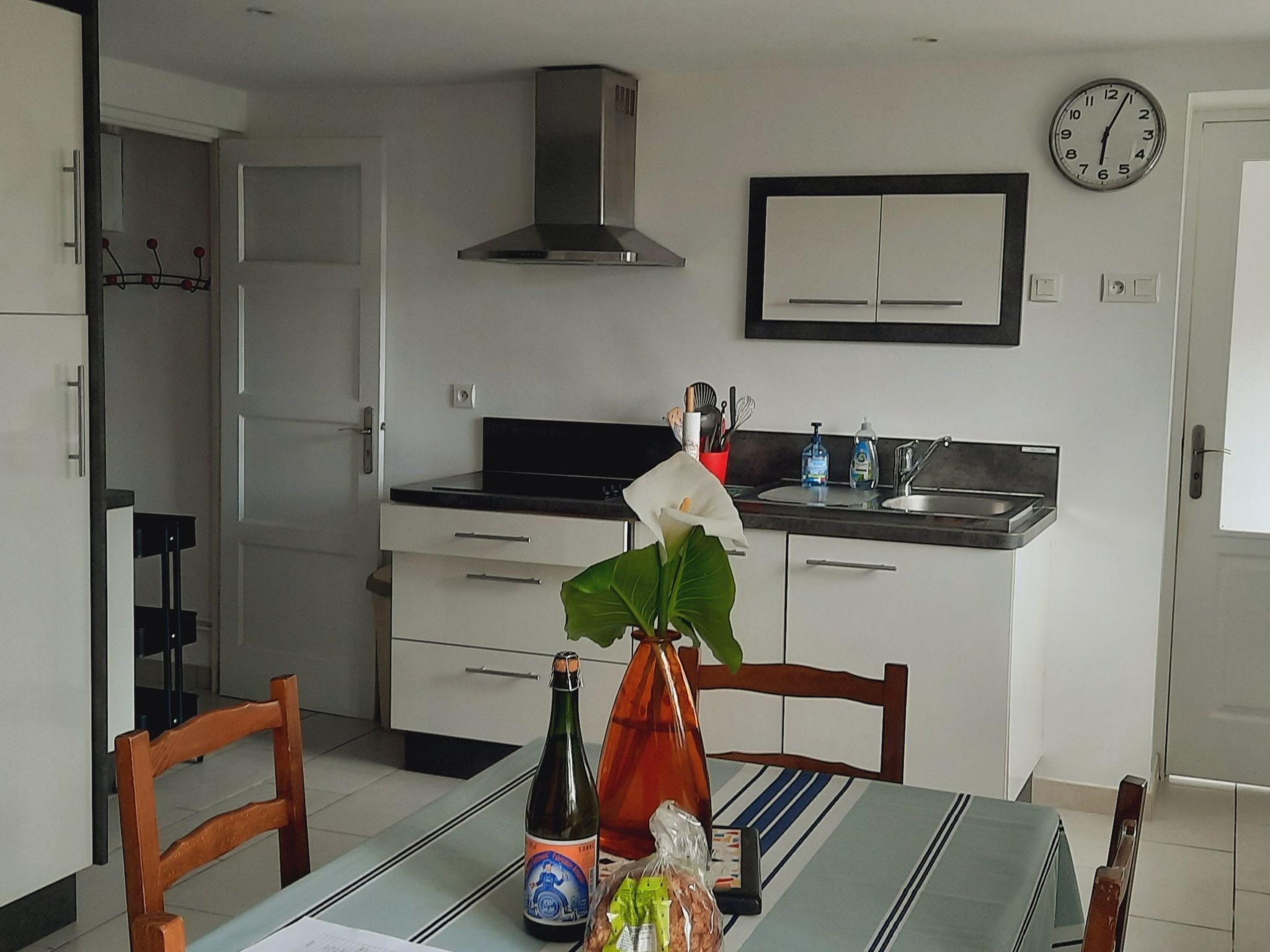 "Ty Saoson" mit Blick auf das Wasser-Image-tags.info