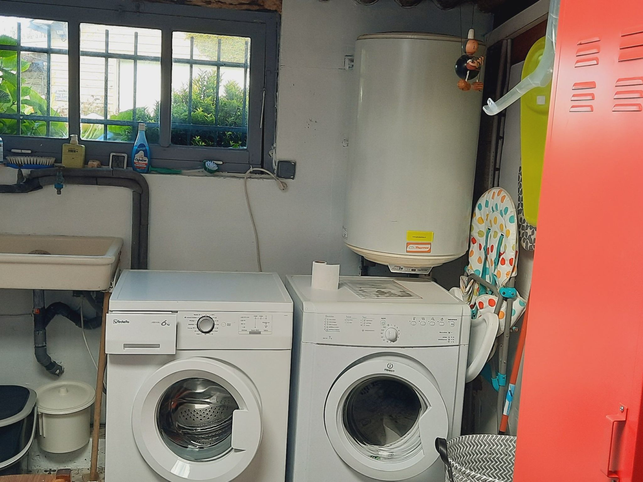 "Ty Saoson" mit Blick auf das Wasser-Image-tags.info