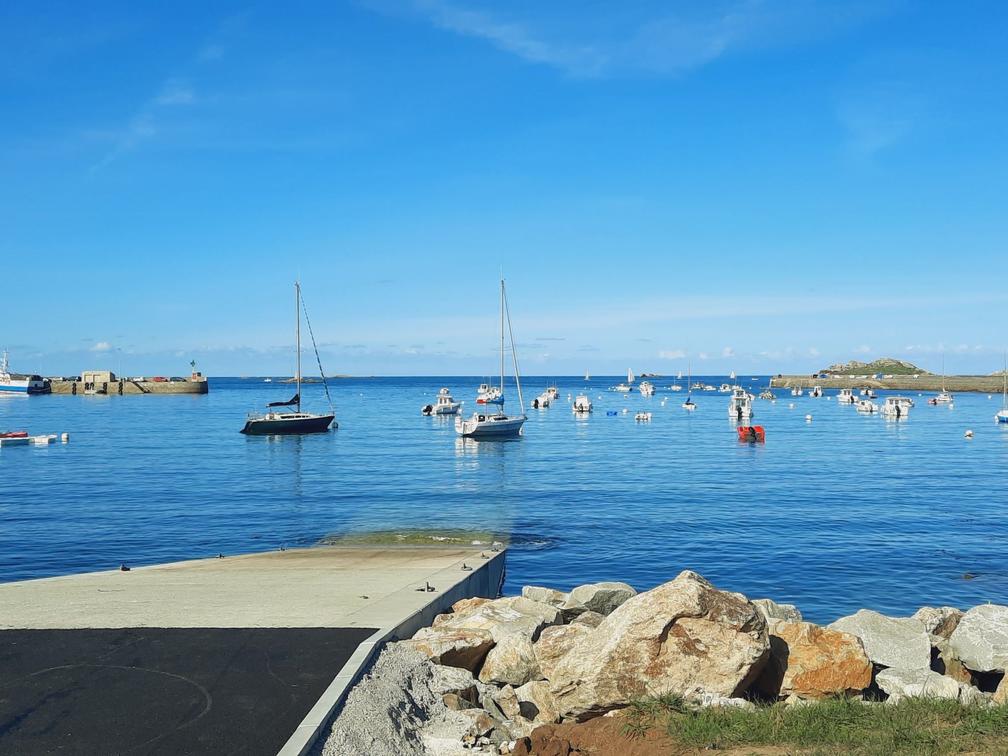 "Ty Saoson" mit Blick auf das Wasser-Image-tags.info