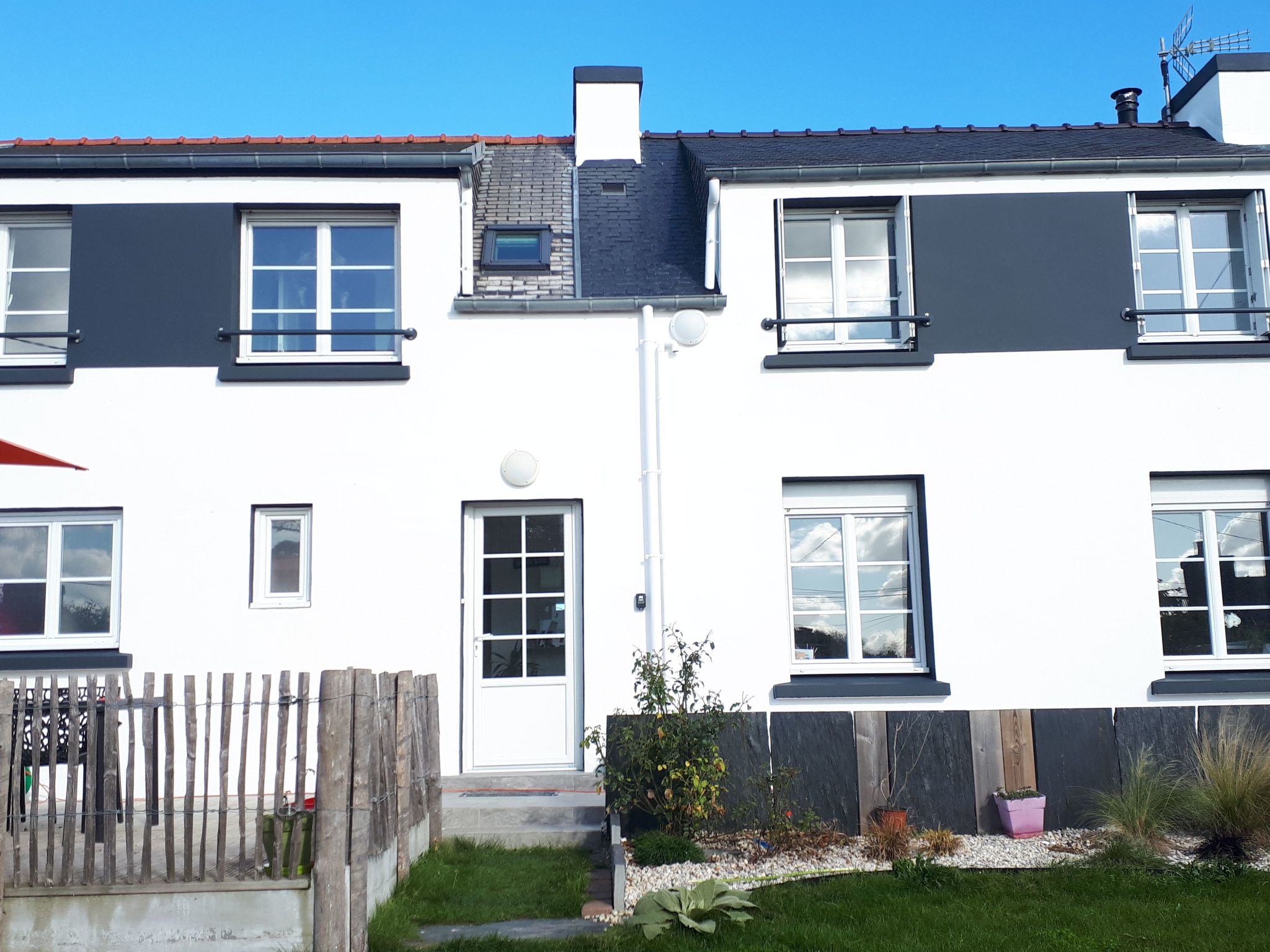 Die Ruhe des Landes am Meer in einer Region mit Gemüseanbau