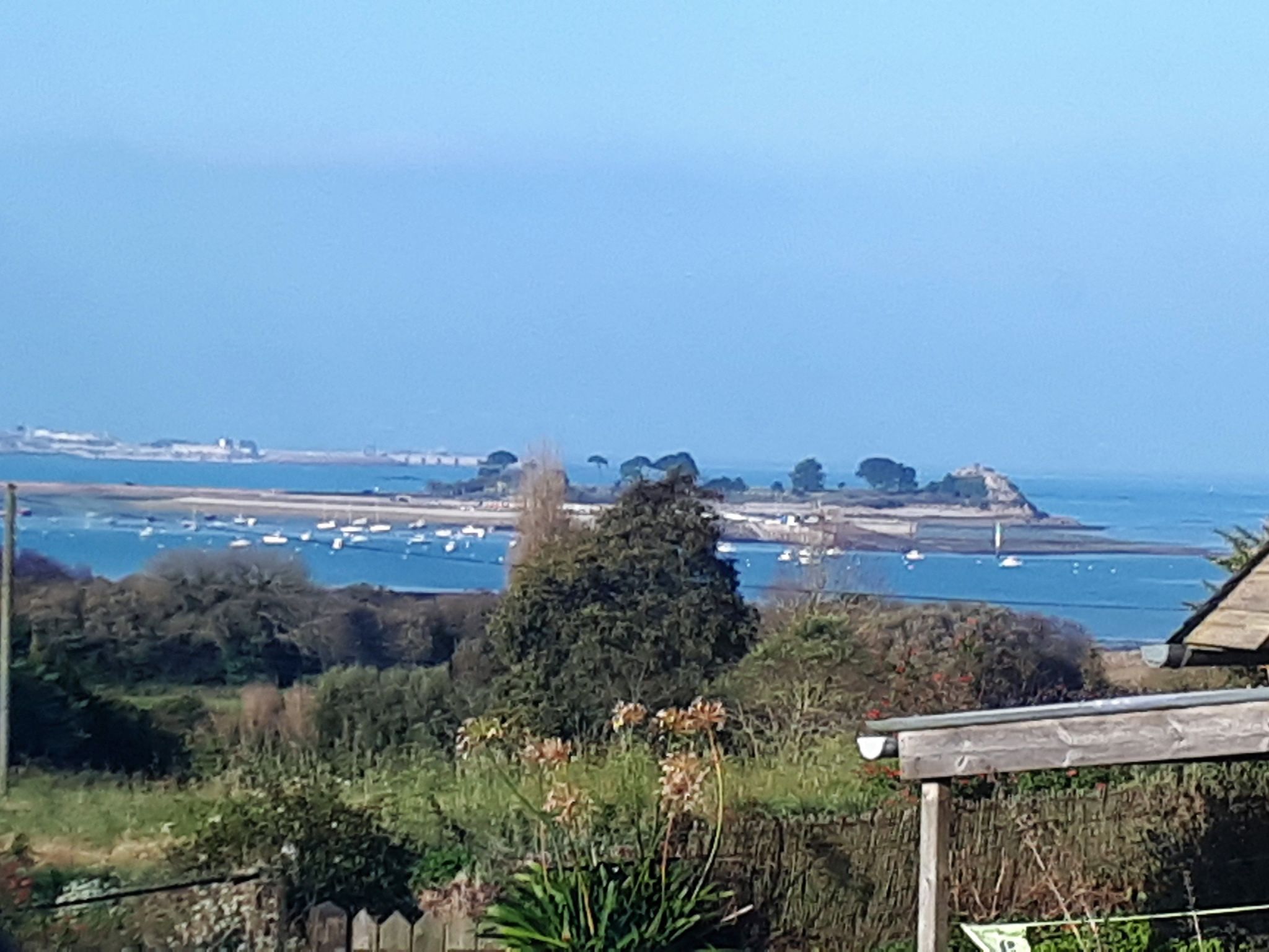 Die Ruhe des Landes am Meer in einer Region mit Gemüseanbau-Image-tags.info