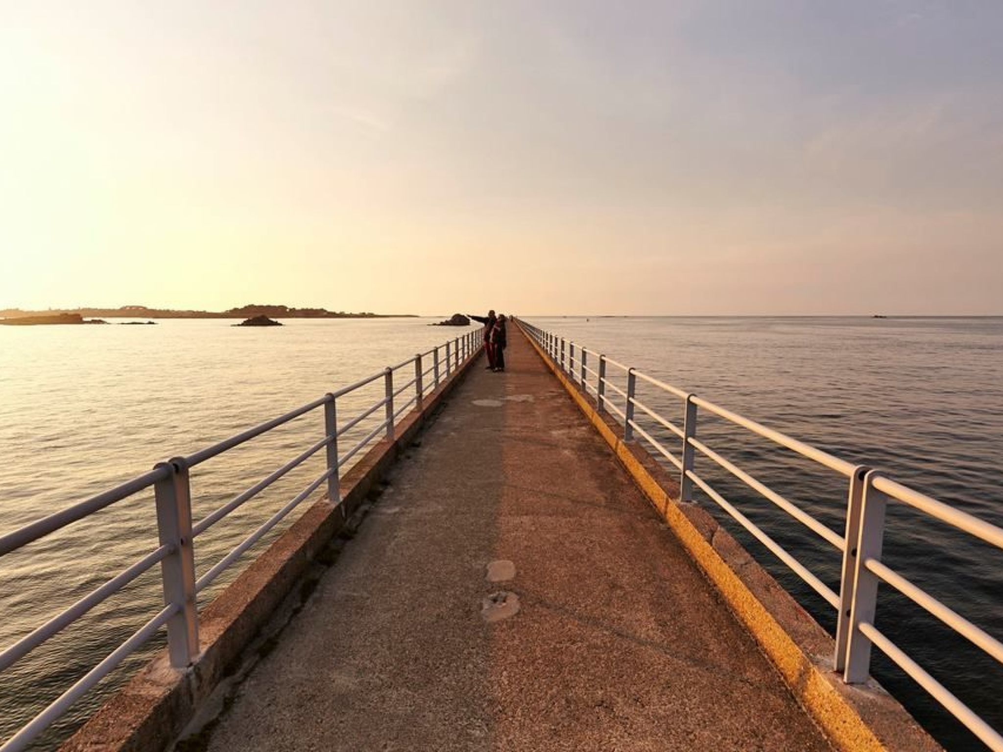 Die Ruhe des Landes am Meer in einer Region mit Gemüseanbau-Image-tags.info