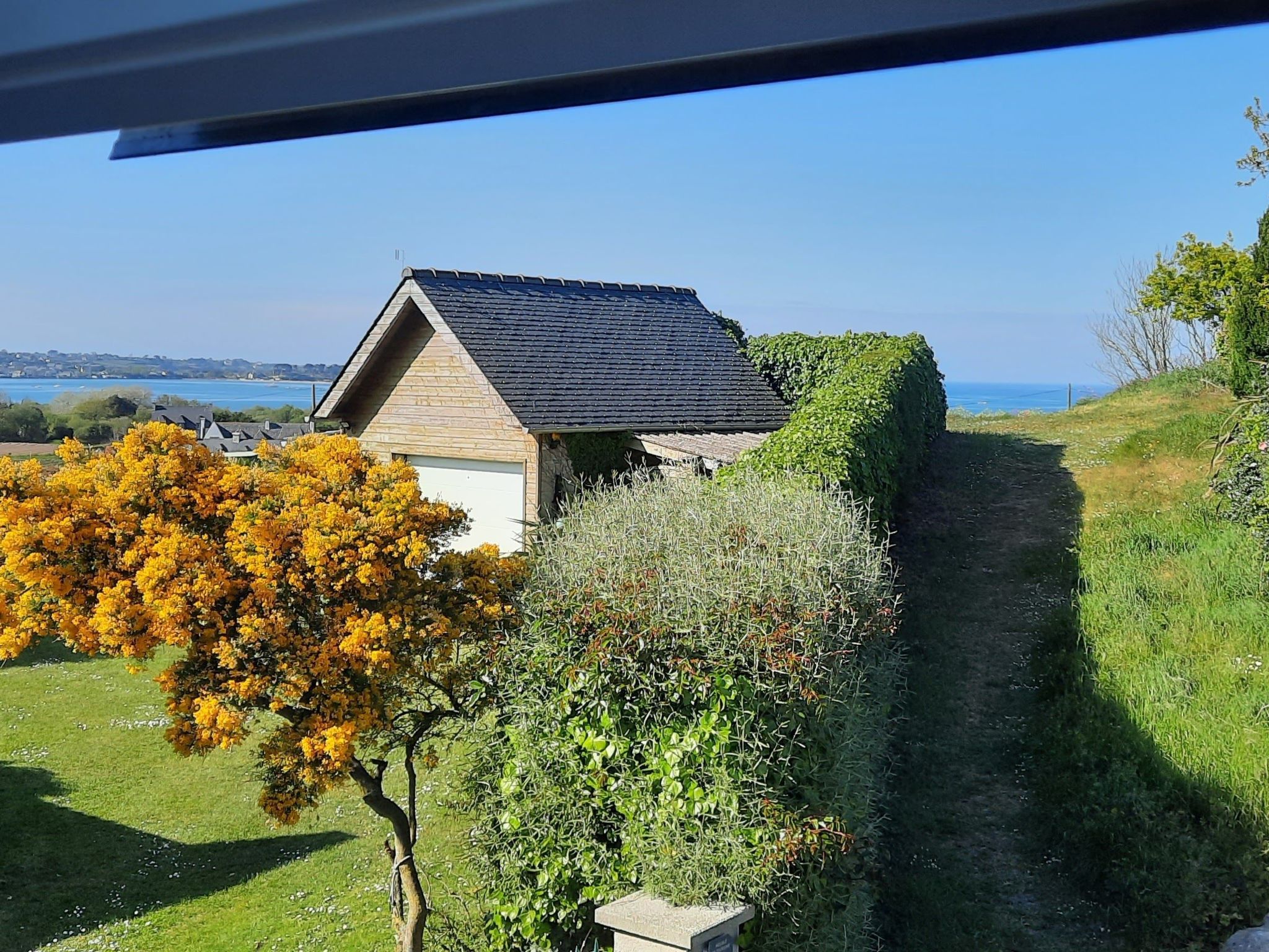 Die Ruhe des Landes am Meer in einer Region mit Gemüseanbau-Image-tags.info