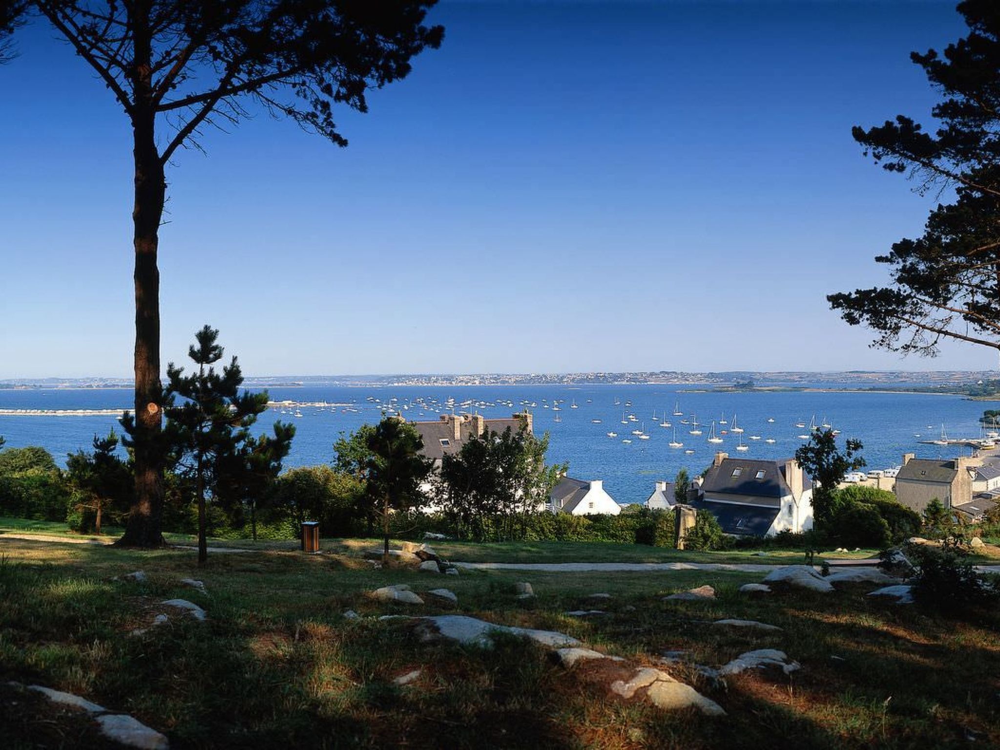 Die Ruhe des Landes am Meer in einer Region mit Gemüseanbau-Image-tags.info