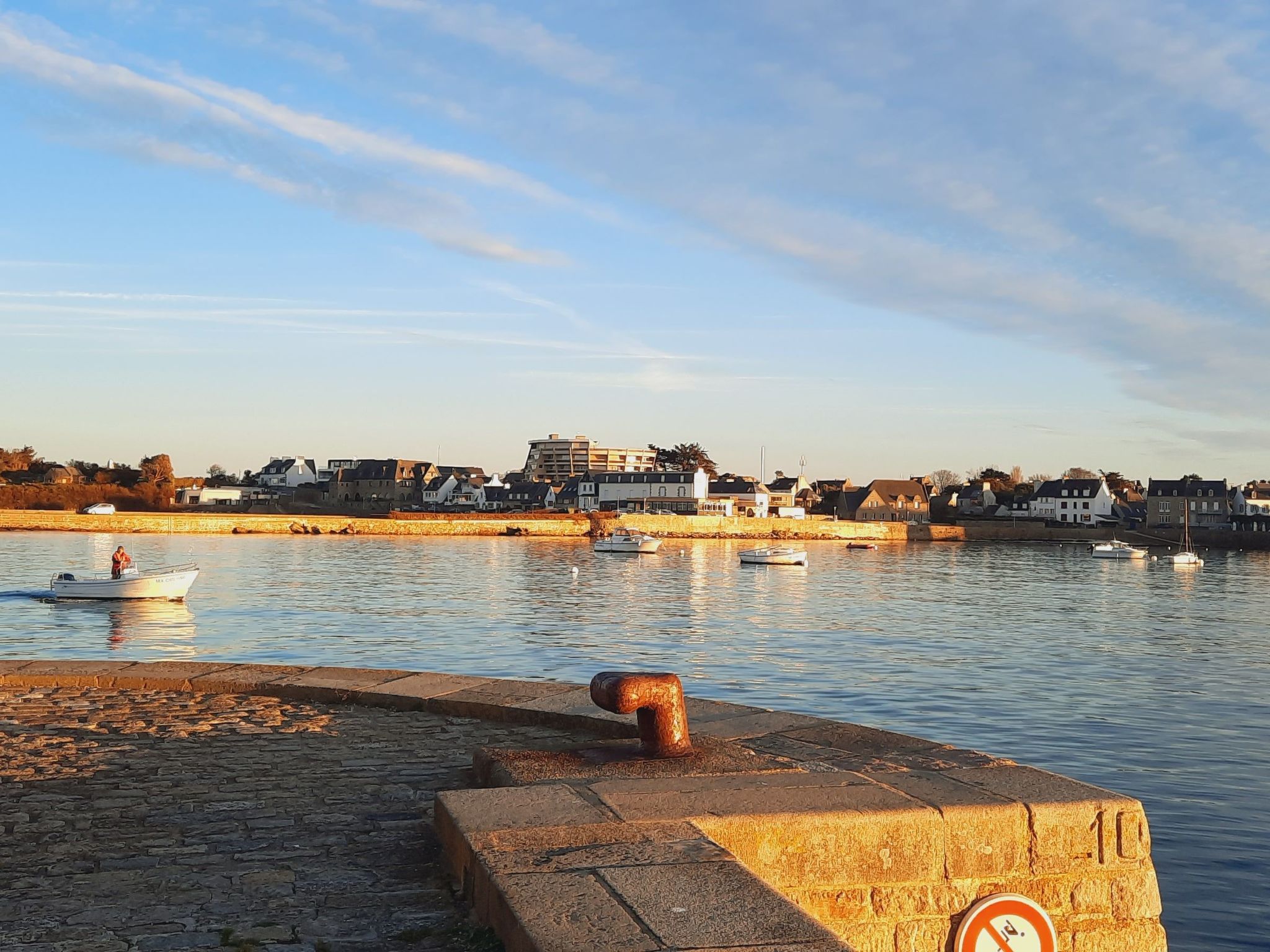 Die Ruhe des Landes am Meer in einer Region mit Gemüseanbau-Image-tags.info