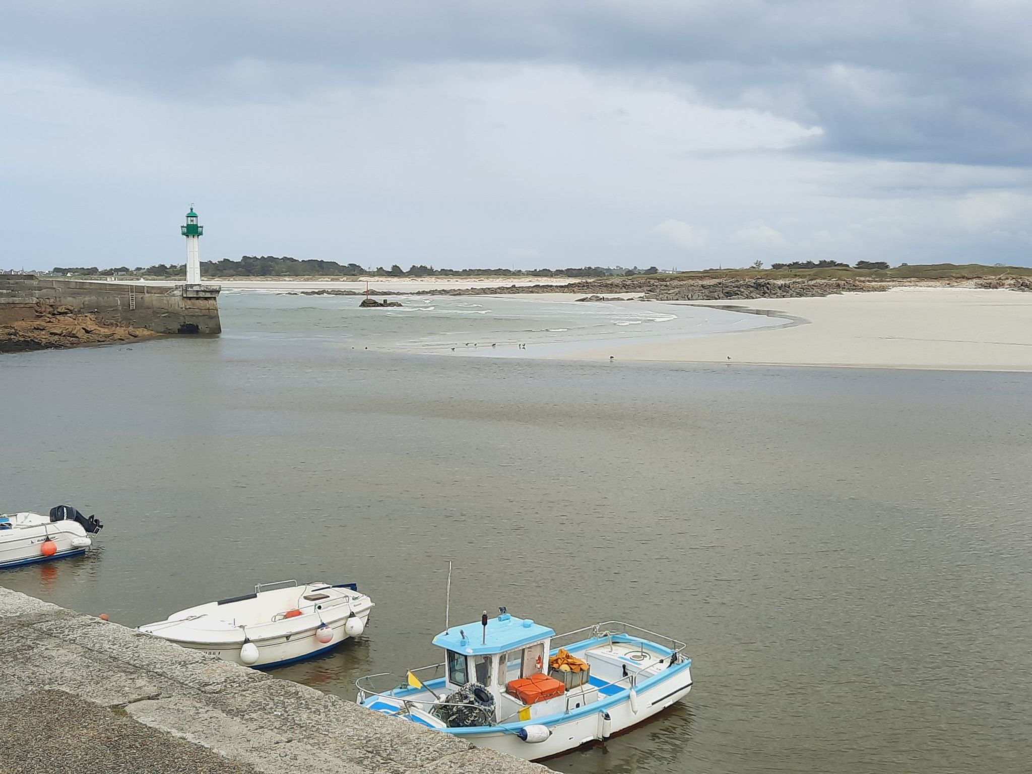 Die Ruhe des Landes am Meer in einer Region mit Gemüseanbau-Image-tags.info