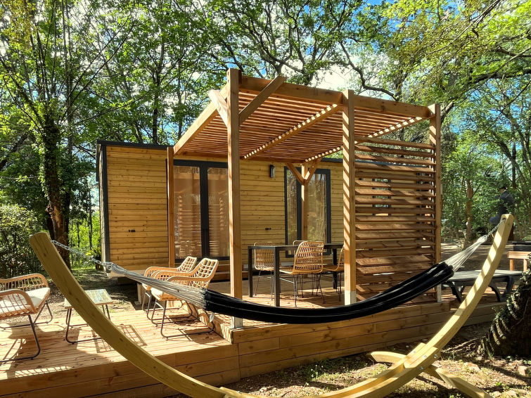 "Lodge Luxe 2 chambres", chalet 3-kamers 32 m2. Doelmatig ingericht: woon-/eetkamer met eettafel en TV (Flatscreen TV), air-conditioning. Uitgang naar het terras. 1 kamer met 1 2-pers bed (1 x 160 cm,..