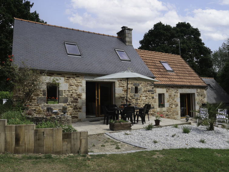 Search and Stay destination Ploumilliau, Brittany - France from AU$ 138. Entre Terre et Mer (PML102)