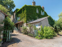 Ruim vakantiehuis met privézwembad en omheinde tuin bij Montmorillon - thumbnail 1