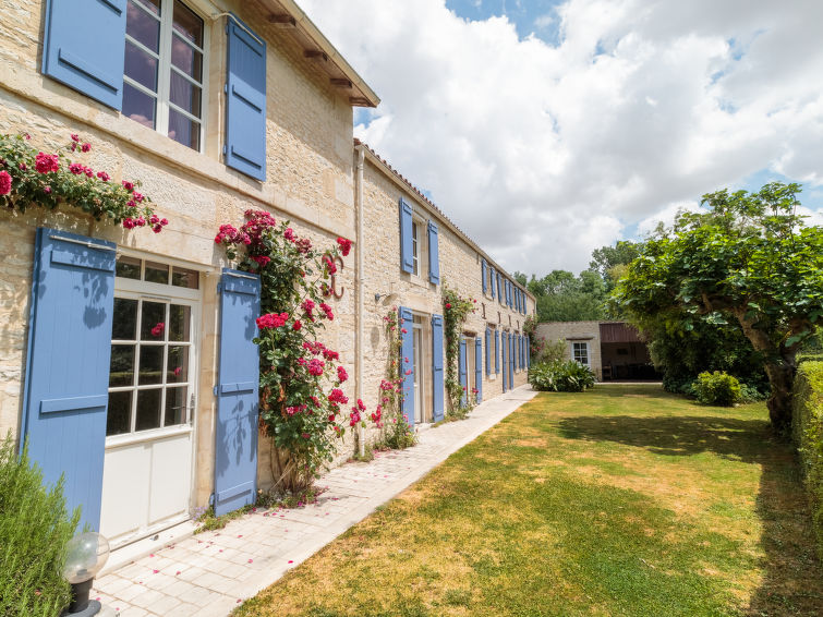 Search and Stay destination Mauzé-sur-le-Mignon, Nouvelle-Aquitaine - France from AU$ 232. Au bord du canal