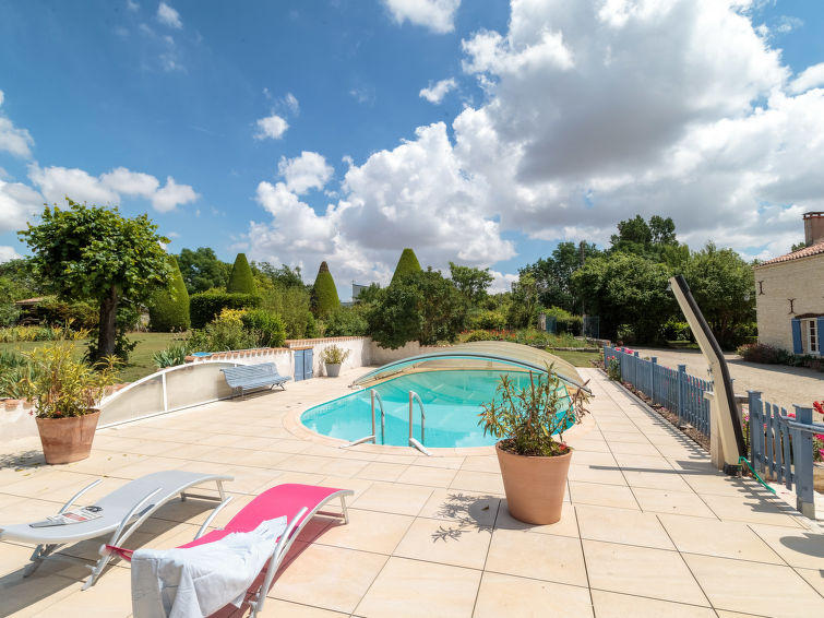 Search and Stay destination Mauzé-sur-le-Mignon, Nouvelle-Aquitaine - France from AU$ 232. Au bord du canal
