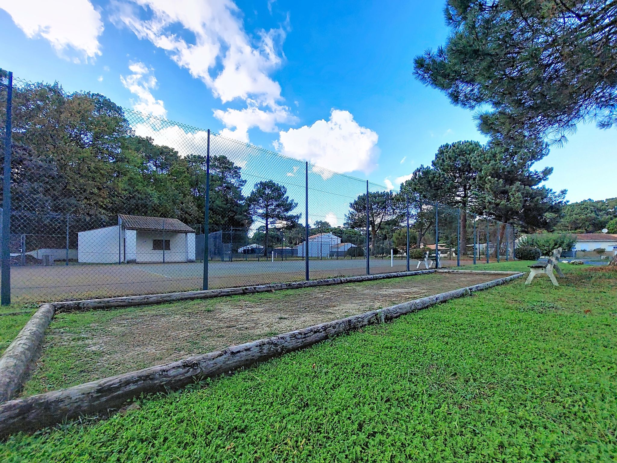 Les Alouettes-Buiten