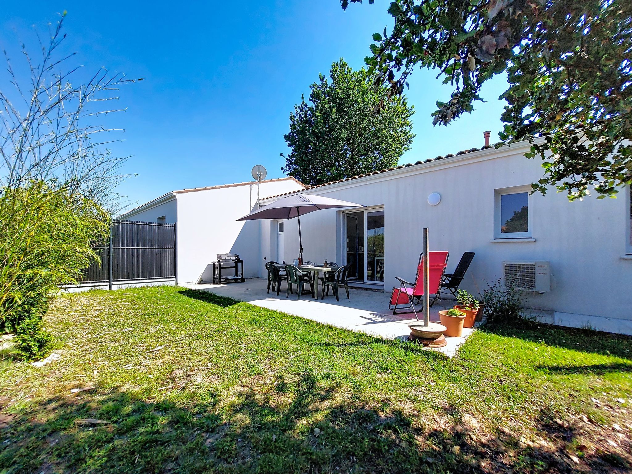 Huis in een rij 3-kamers 65 m2. Comfortabel ingericht: woonkamer met TV (Flatscreen TV). 1 kamer met 1 2-pers bed (1 x 140 cm, lengte 190 cm), TV (Flatscreen TV). 1 kamer met 2 bedden (90 cm, lengte 1..