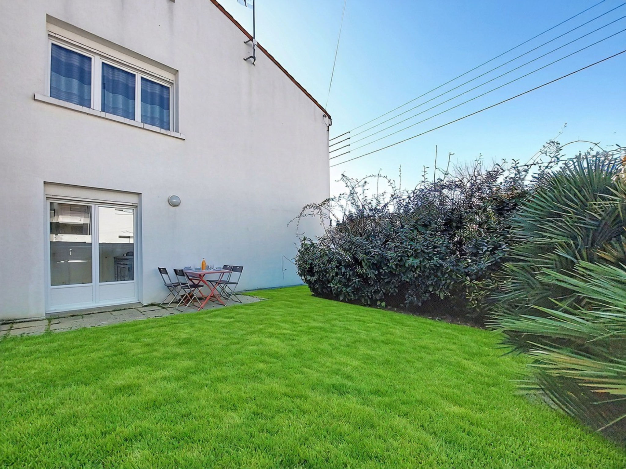 Huis in een rij 3-kamers 65 m2 op 2 verdiepingen. Woon-/eetkamer met TV (Flatscreen TV). Uitgang naar de tuin. Open keuken (oven, afwasmachine, 4 keramische glas kookplaten, broodrooster, waterkoker, ..