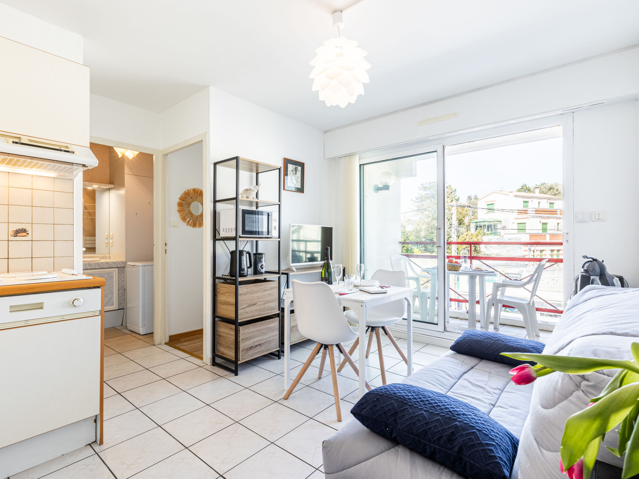 Appartement 2-kamers 27 m2 op de 2e verdieping, op het noordoosten gelegen. Mooi ingericht: woonkamer met TV (Flatscreen TV). Uitgang naar het balkon. 1 kamer met 1 2-pers bed (1 x 140 cm, lengte 190 ..