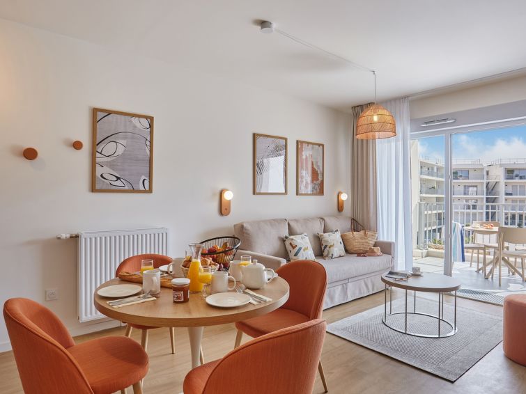 " L'orée du Parc", appartement 2-kamers 35 m2. Modern ingericht: woon-/slaapkamer met 2 slaapplaatsen, eettafel en TV. 1 kamer met 1 2-pers bed (1 x 160 cm, lengte 200 cm). Kleine, open keuken (afwas..