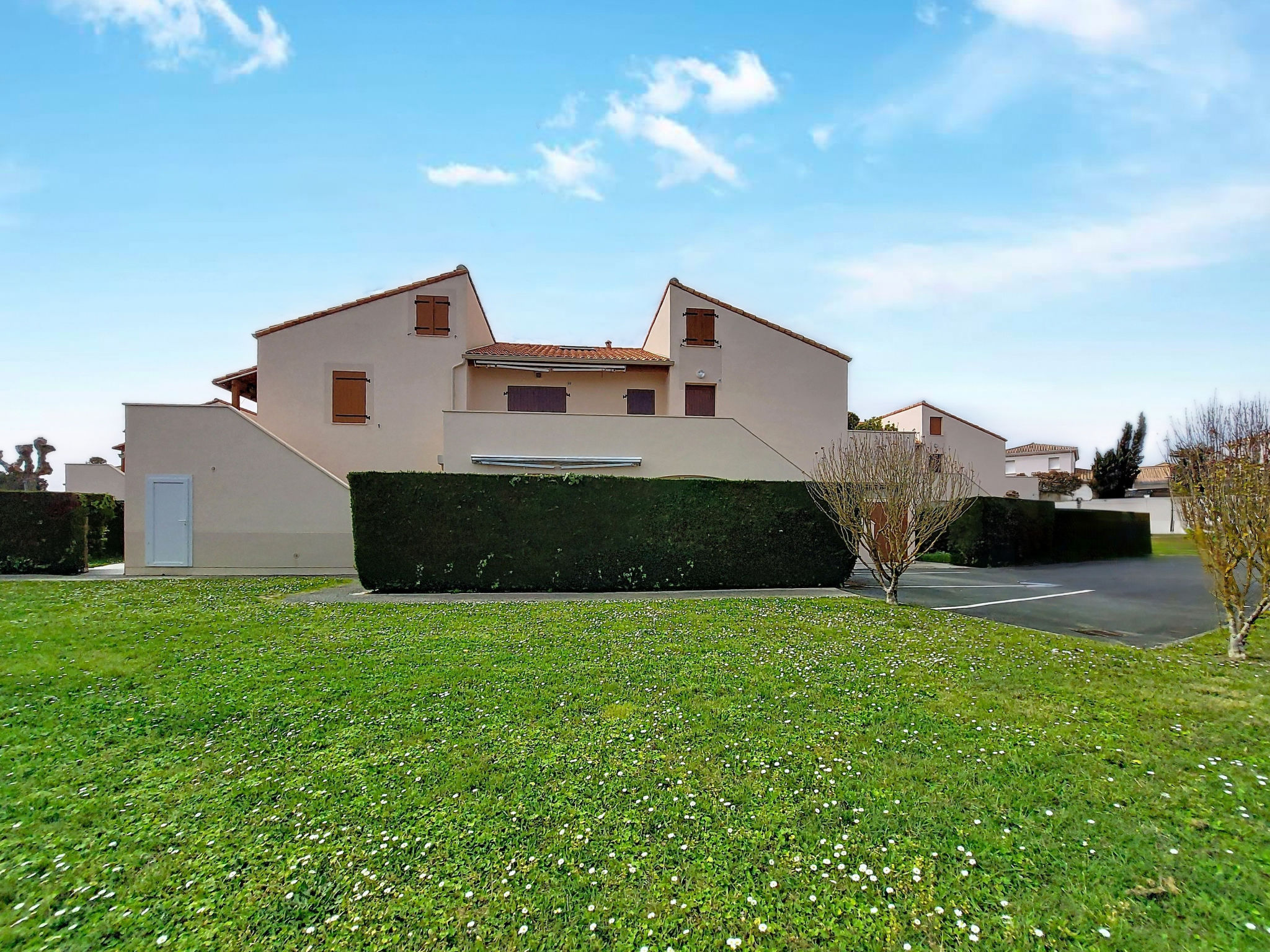 Photo of Les Soleils Rouges