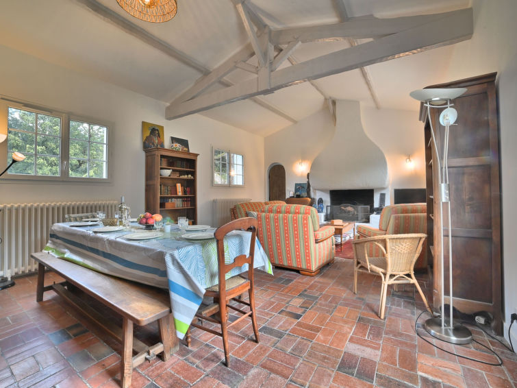 Search and Stay destination Saint-Pierre-d'Oléron, Nouvelle-Aquitaine - France from AU$ 390. La Villa des Sables