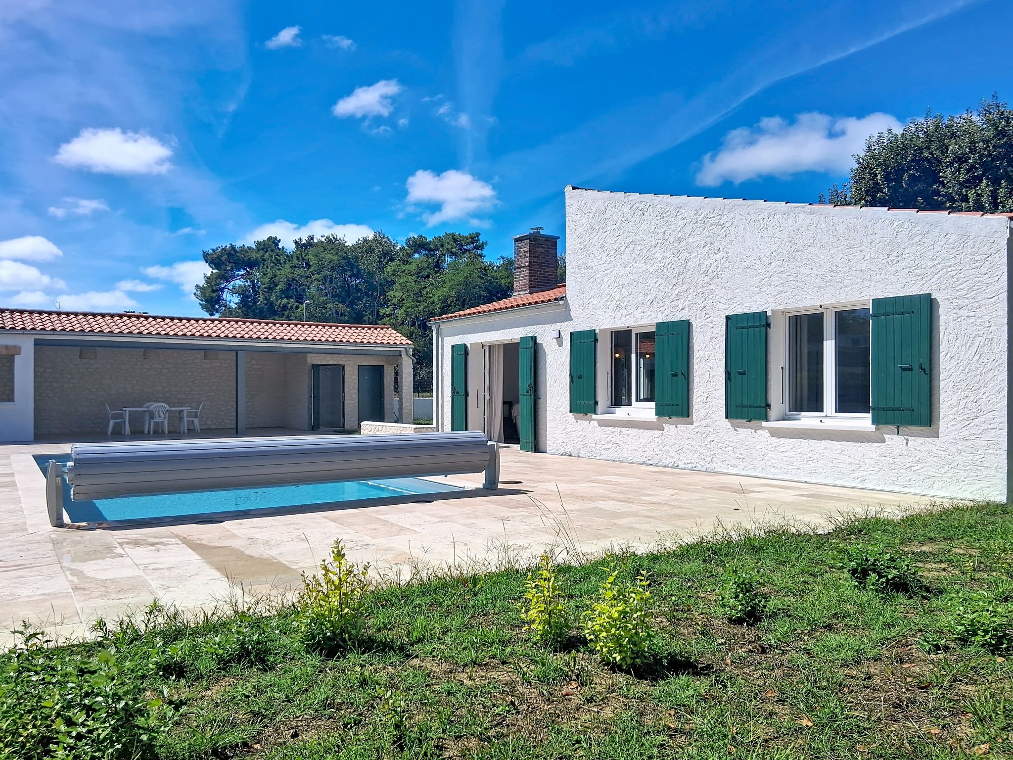 Les Salines - Outside