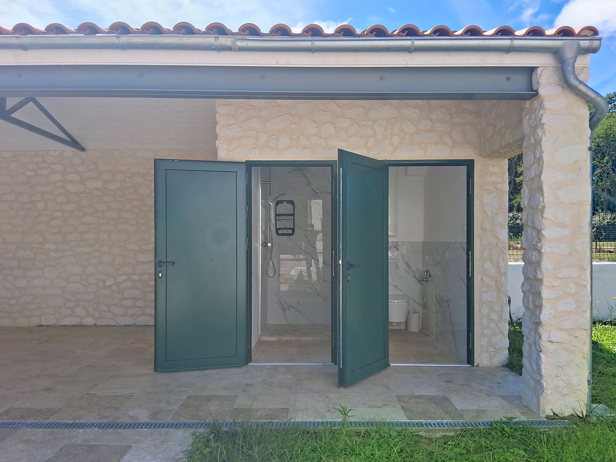 Les Salines - Outside