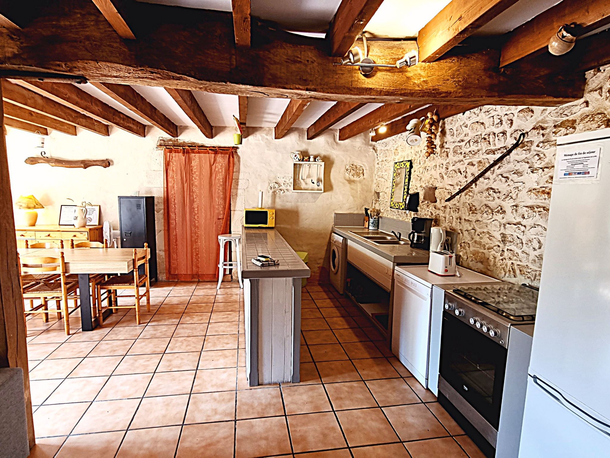 La Cave. Gite 3 chambres avec piscine-Binnen